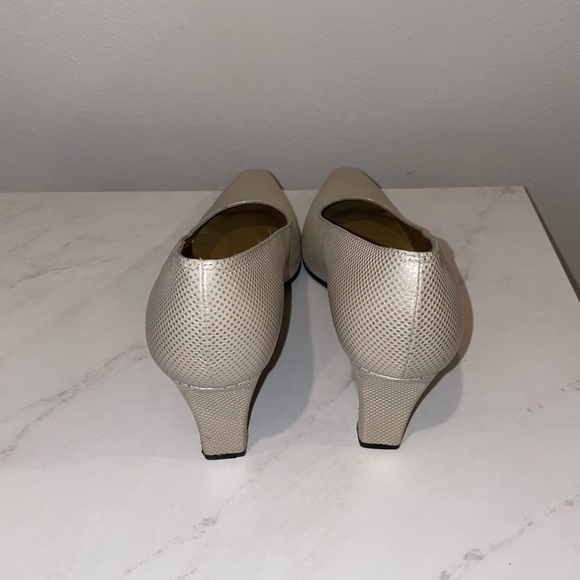 DESIGNER Stuart Weitzman Pearly White Pointed Toe Kitten Heels - Picture 6 of 6